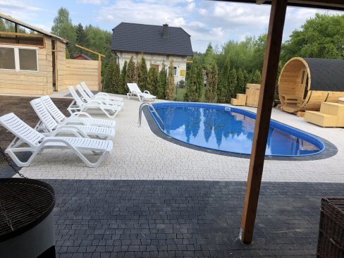 Basen w ośrodku wypoczynkowym w Cichowie